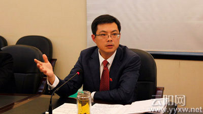 覃昌德參加縣委十三屆三次全會(huì)分組討論