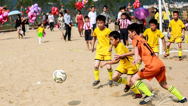 民德小學、盤石小學孩子們赤腳進行沙灘足球比賽