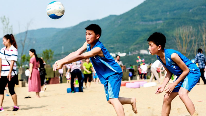 云師附小、盤石小學在沙灘中間進行沙灘排球比賽