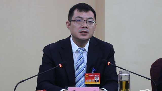 覃昌德參加第三代表團審議時要求要解決老百姓最急最憂最盼的“煩心事”